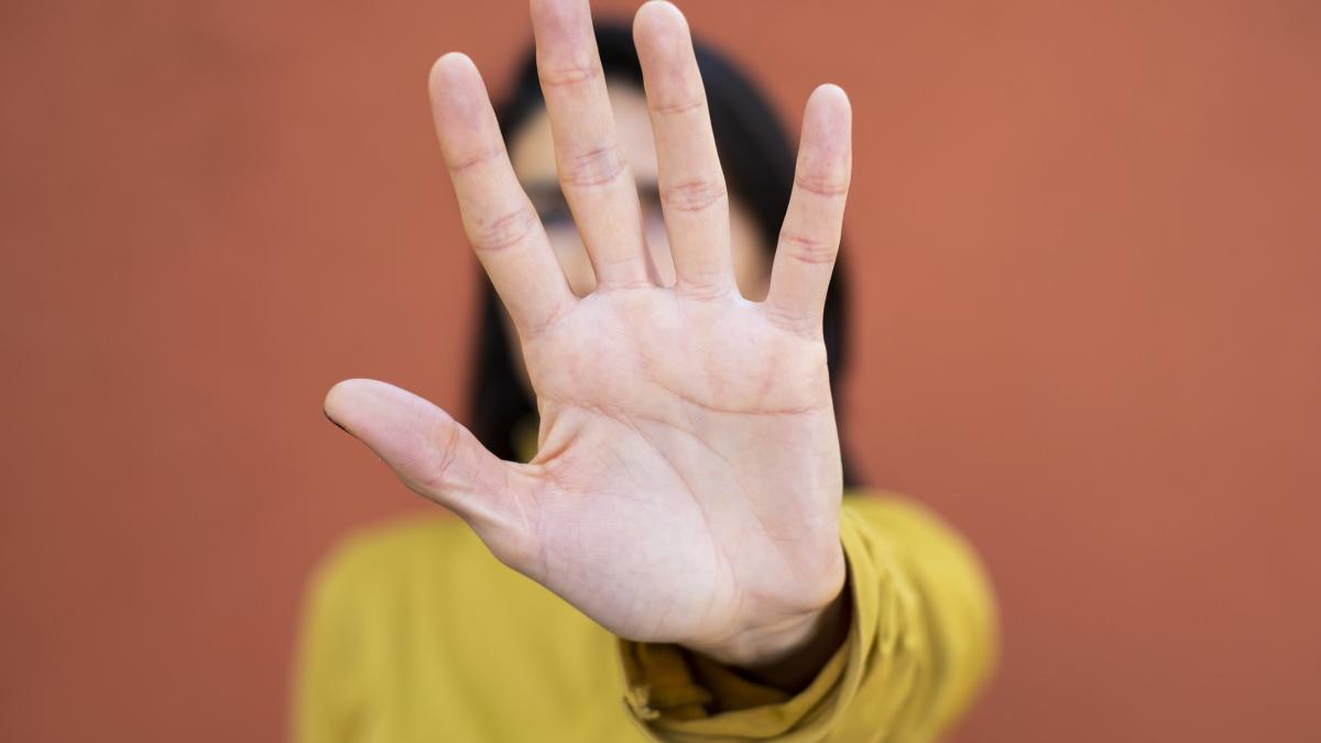 un roman gelos din italia a vrut sa si arunce de la etaj sotia dar a fost oprit de fiica lor scenele la care a asistat adolescenta