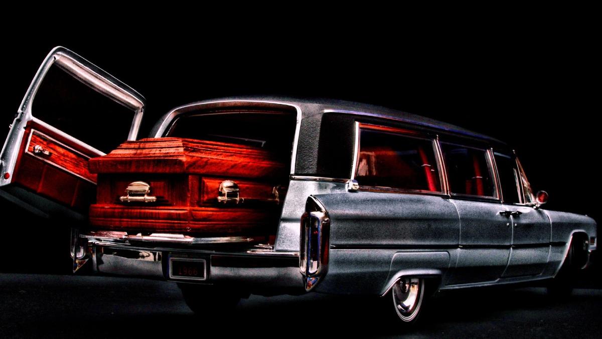 un dric a pierdut un cadavru pe sosea si a creat panica in trafic firma de pompe funebre si a cerut scuze