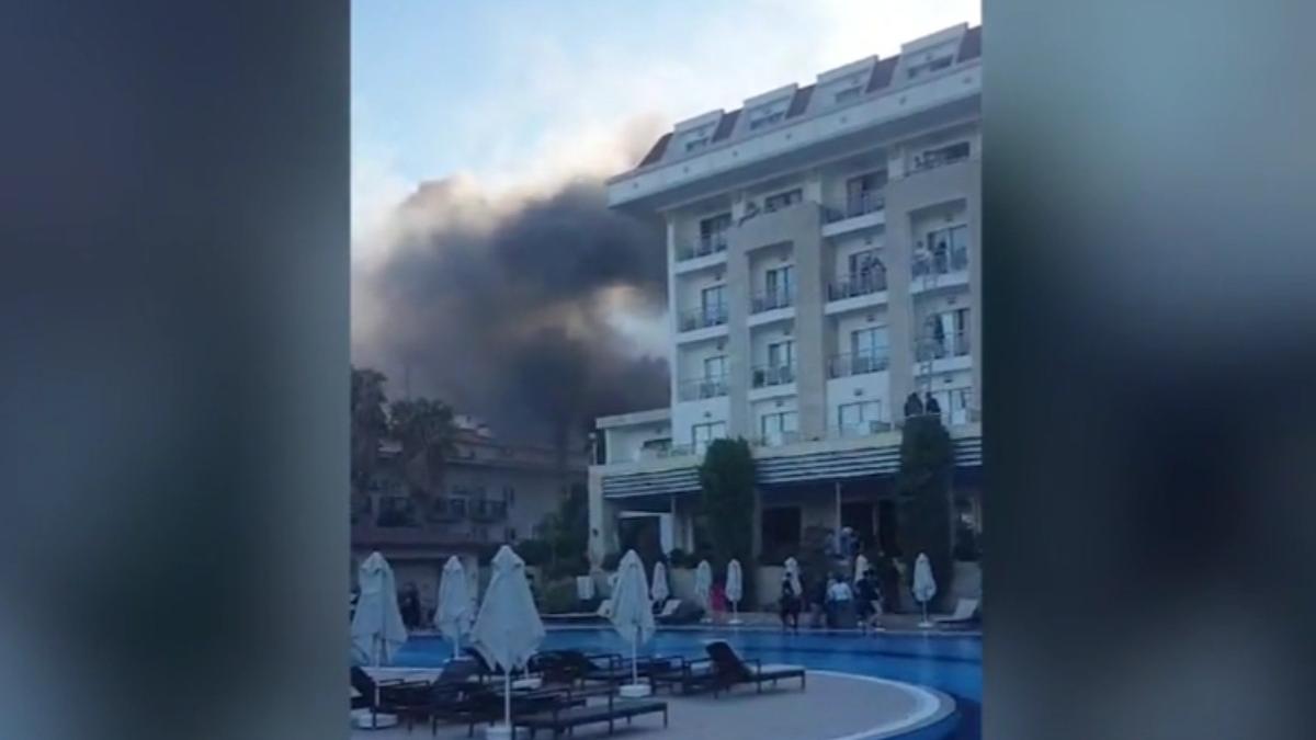 un hotel din turcia plin cu turisti romani a fost cuprins de flacari oamenii au fost evacuati cu scarile de la balcon