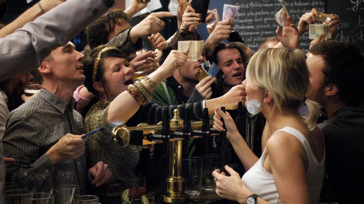 sase prieteni se intalnesc intr un pub in fiecare joi de 56 de ani in zilele noastre vorbim mai mult despre pensii