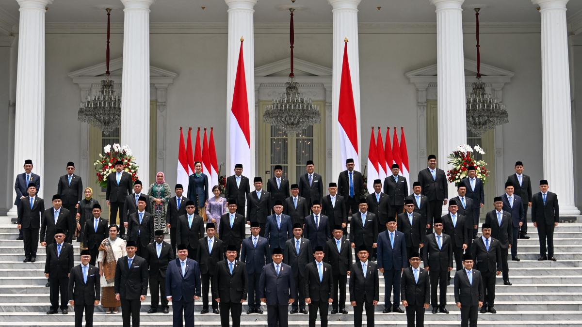 a treia cea mai mare democratie din lume are un nou presedinte si un nou guvern cu 48 de ministere