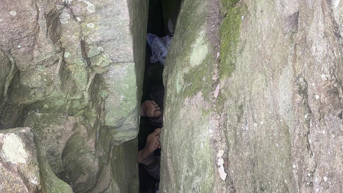 o tanara a ramas blocata cu capul in jos intre stanci dupa ce a incercat sa isi recupereze telefonul cazut calvarul a durat 7 ore