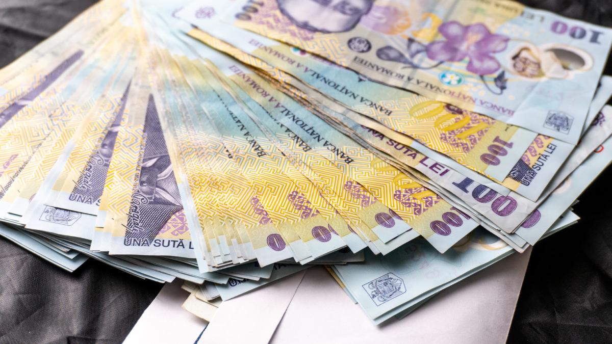 directoarea unei sucursale bancare din bucuresti este acuzata ca a furat 300 000 de euro din conturile clientilor