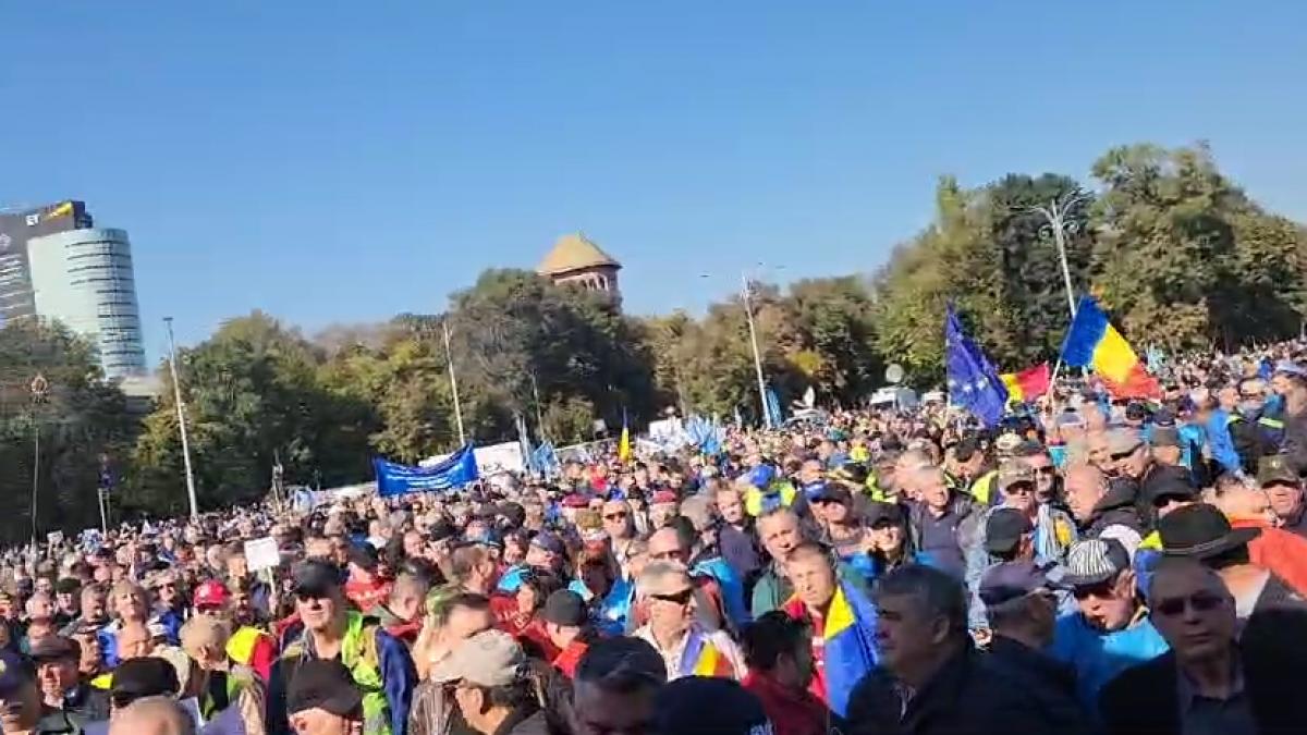 mii de pensionari protesteaza si blocheaza piata victoriei ciolacu i a chemat la discutii la guvern
