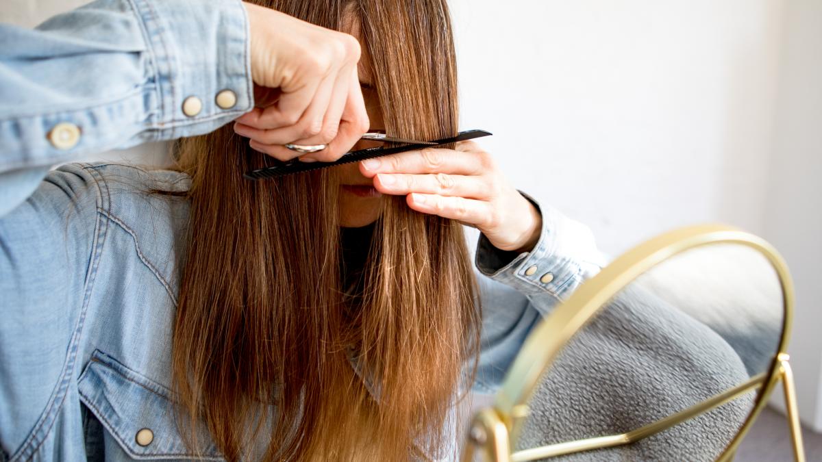 o noua tendinta pe tiktok femeile isi taie parul si declara ca tunsorile extravagante le ajuta sa scape de relatiile toxice