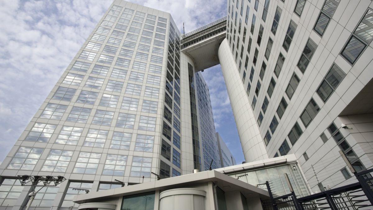 romanca din completul care judeca mandatul de arestare cpi pentru benjamin netanyahu se retrage din motive de sanatate