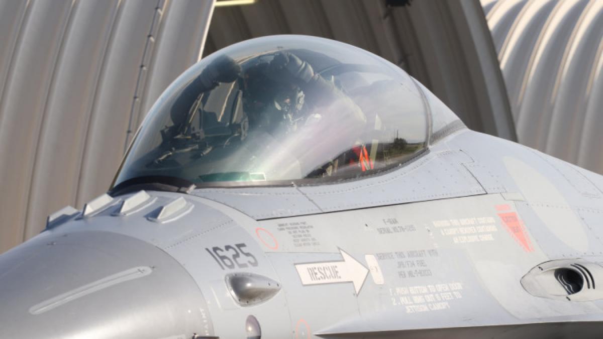 romania a primit un nou lot de aeronave f 16 fighting falcon imagini cu avioanele care au aterizat la campia turzii