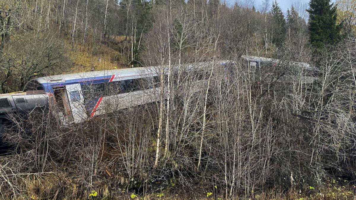 un mort si patru raniti dupa ce un tren a deraiat in norvegia elicoptere trimise la locul tragediei ca sa preia victimele
