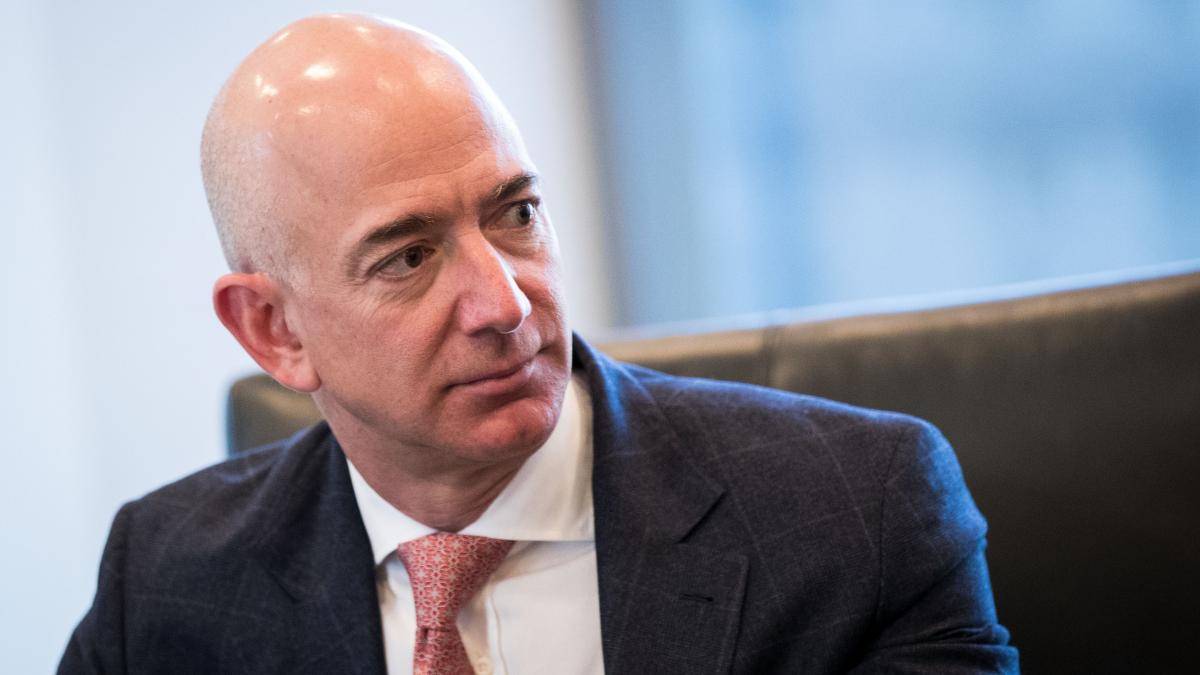 de frica lui trump jeff bezos a pus presiune pe washington post sa nu o mai sustina pe harris cititorii si ziaristii sunt revoltati