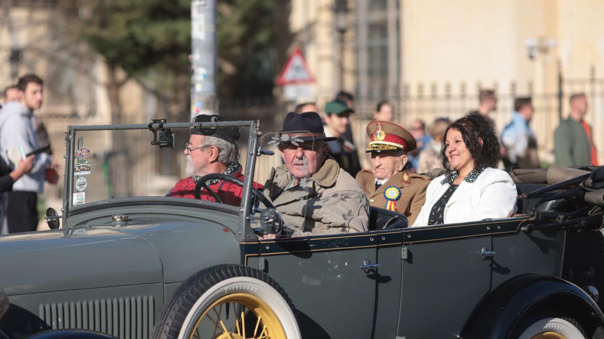 spectacol pe calea victoriei din bucuresti avioane caini soldati si automobile de epoca au defilat in cinstea militarilor romani