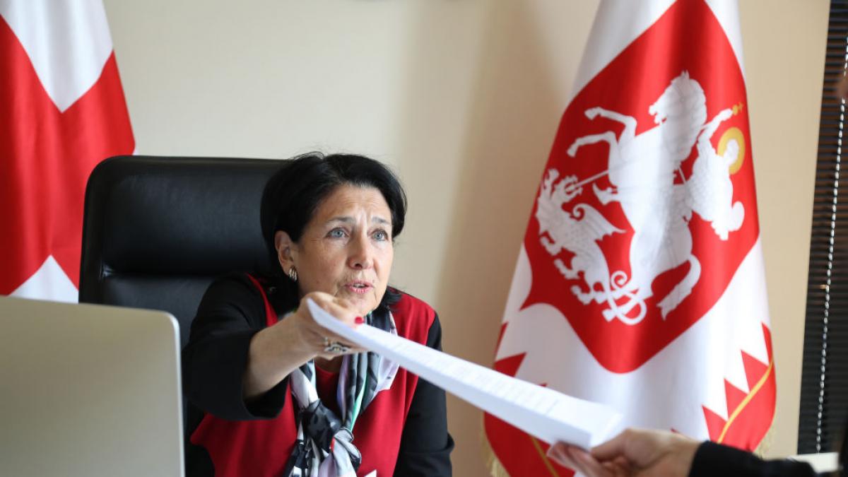 alegerile au fost falsificate opozitia pro europeana din georgia refuza sa si preia mandatele presedinta indeamna la proteste