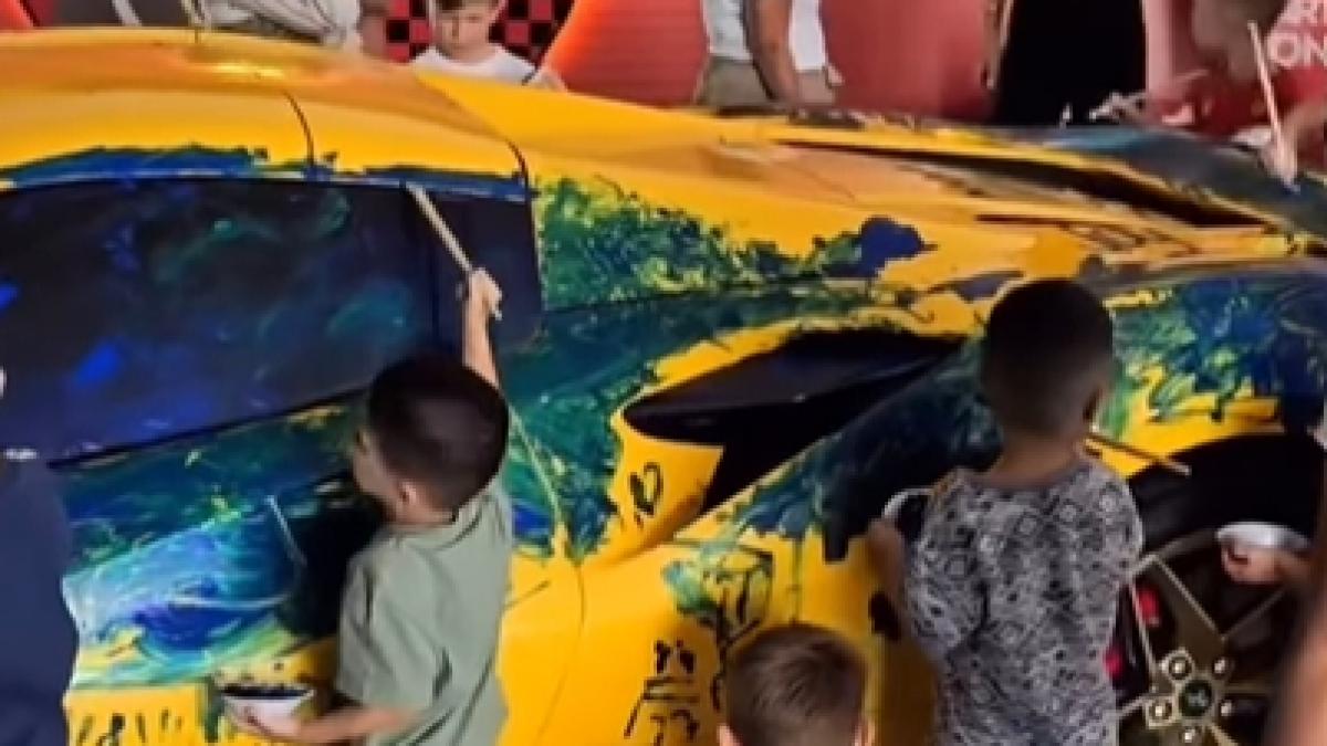 imagini virale revolta in dubai dupa ce mai multi copii au fost lasati sa mazgaleasca un ferrari de 240 000 de euro