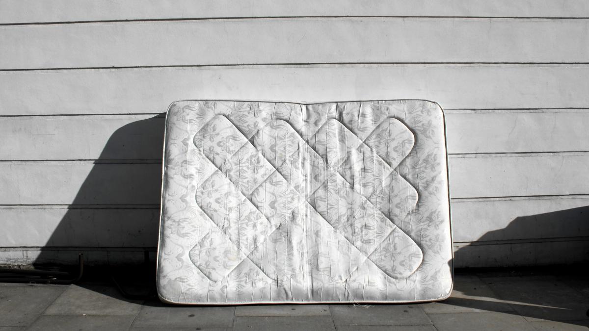 salteaua in care o italianca isi tinea banii si bijuteriile a fost aruncata la gunoi de femeia care ii facea curat