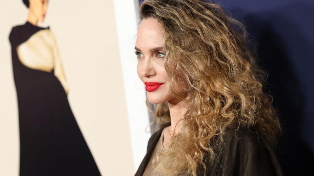 aparitie inedita a angelinei jolie pe covorul rosu la prezentarea filmului maria de la las vegas