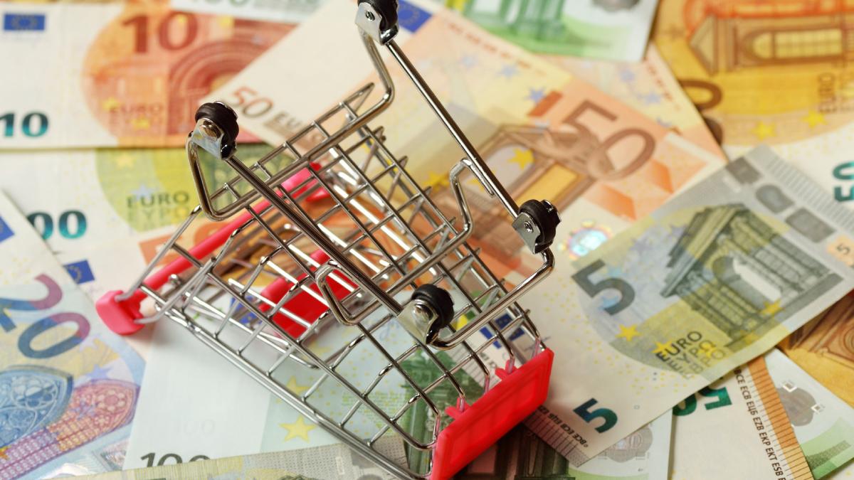 tara din ue care a intrat in recesiune este unul din cele mai mici state membre ale zonei euro