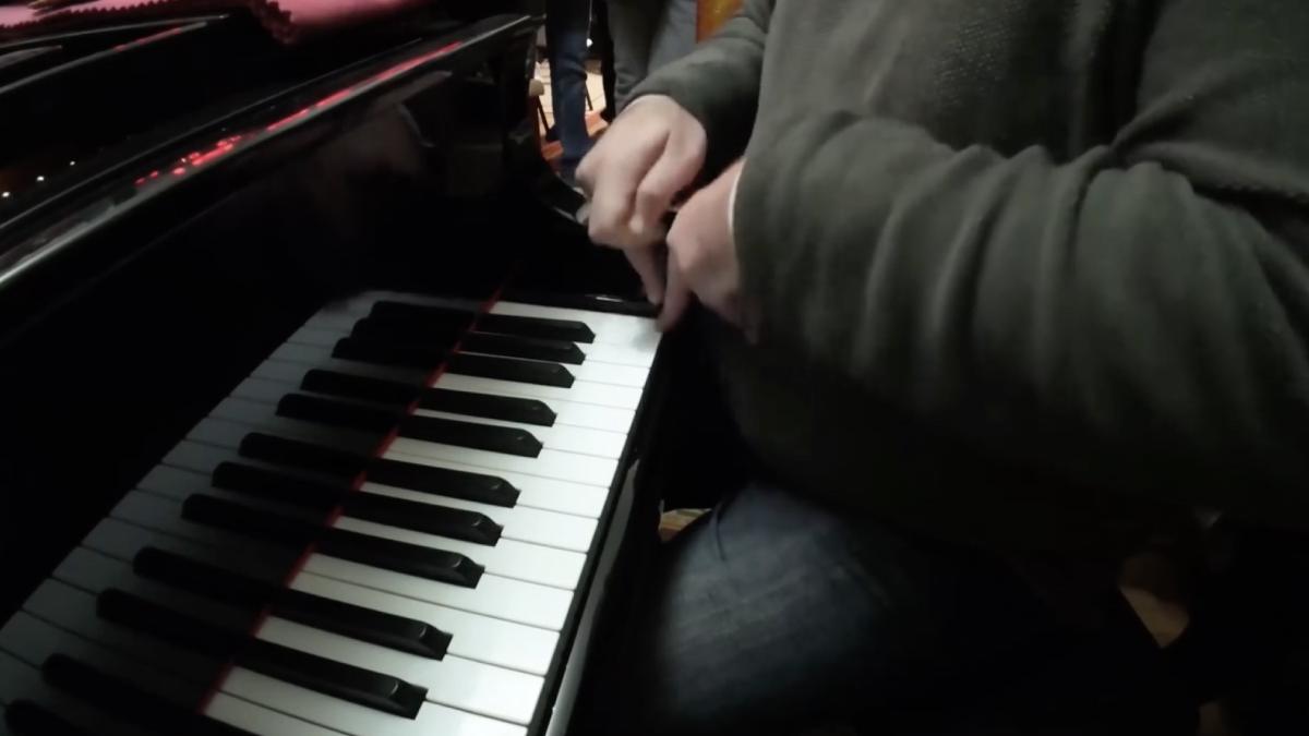 video un pianist din oradea a intrat in cartea recordurilor pentru a patra oara a reusit 500 de batai pe o clapa in 30 de secunde