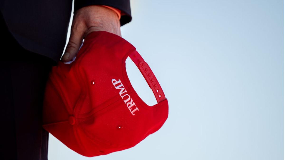 doua femei s au luat la bataie intr un avion din cauza unei sepci cu sloganul lui donald trump pasagerii au chemat politia