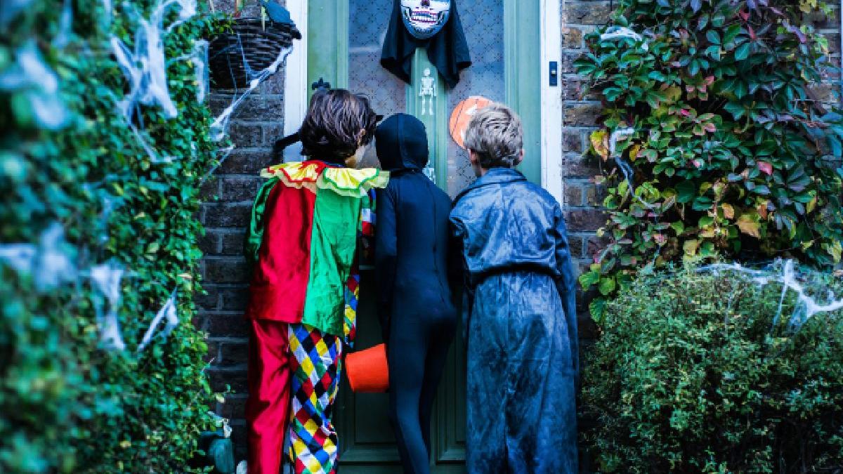 halloween 2024 ce inseamna trick or treat si de ce se poarta costume