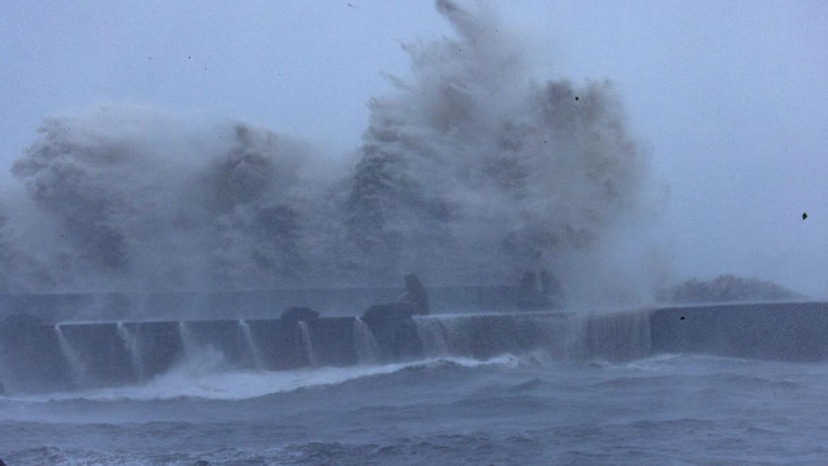 taiwanul a fost lovit de inca un taifun cel mai mare din ultimii 30 de ani zeci de mii de soldati au fost mobilizati