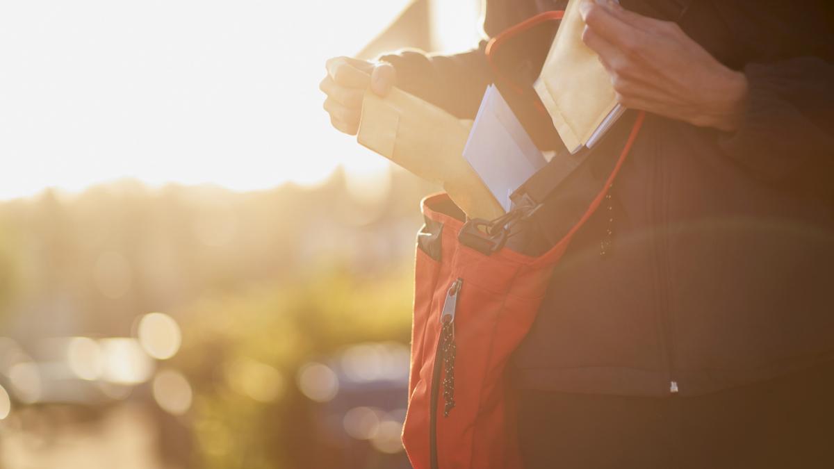 un postas din iasi a spus ca i a fost lene sa duca pensiile la oameni si a pastrat banii in geanta
