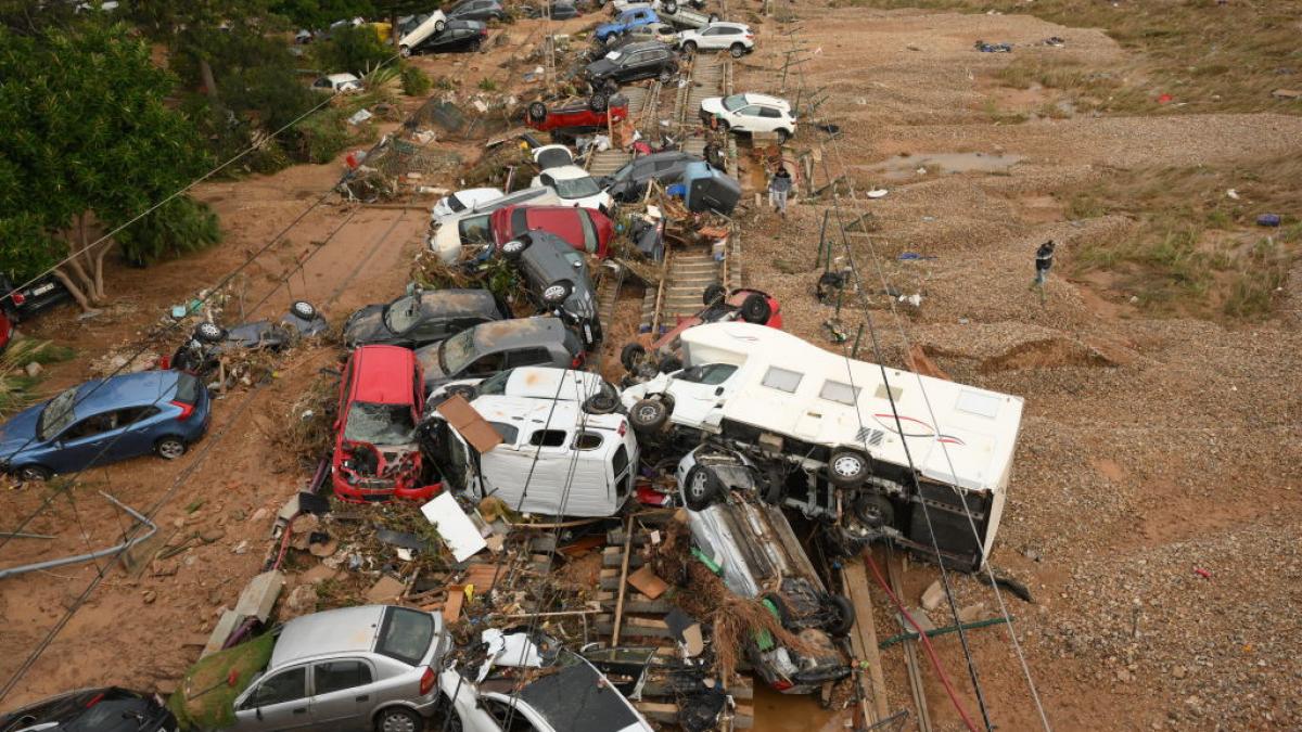 corespondenta speciala antena 3 cnn din catarroja spania isi plange mortii parcurile s au transformat in cimitire de masini