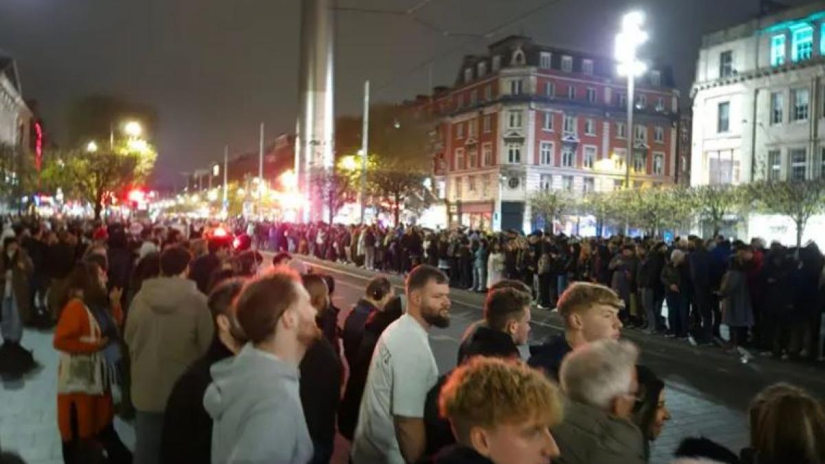 farsa de halloween sute de oameni s au adunat pe strazile din dublin ca sa vada o parada care nu a avut loc am crezut ca e pe bune