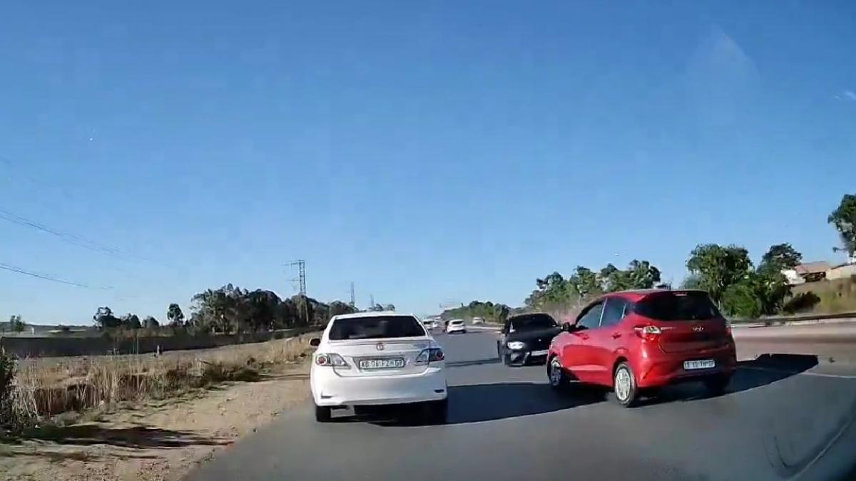 un fotbalist la volanul unui bmw a intrat pe contrasens a spulberat o masina cu doi copii si a fugit dupa cateva ore s a predat