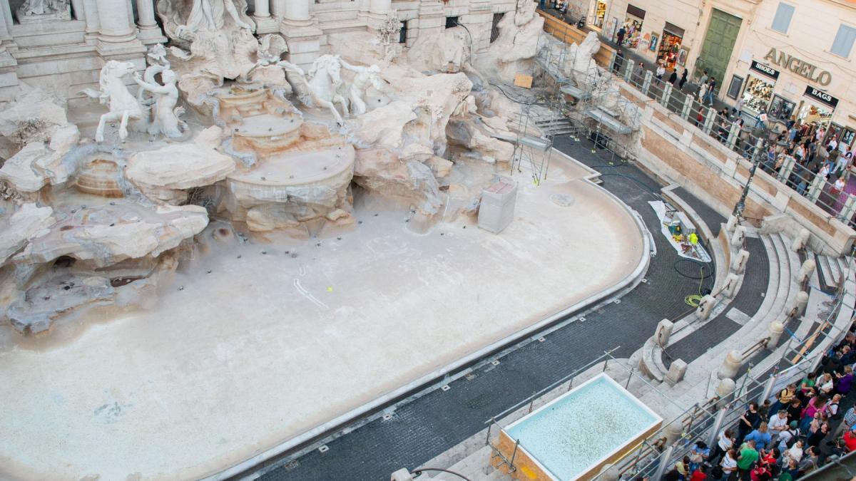 val de ironii la roma dupa ce turistii au fost pusi sa arunce monedele intr o mini piscina de langa celebra fontana di trevi
