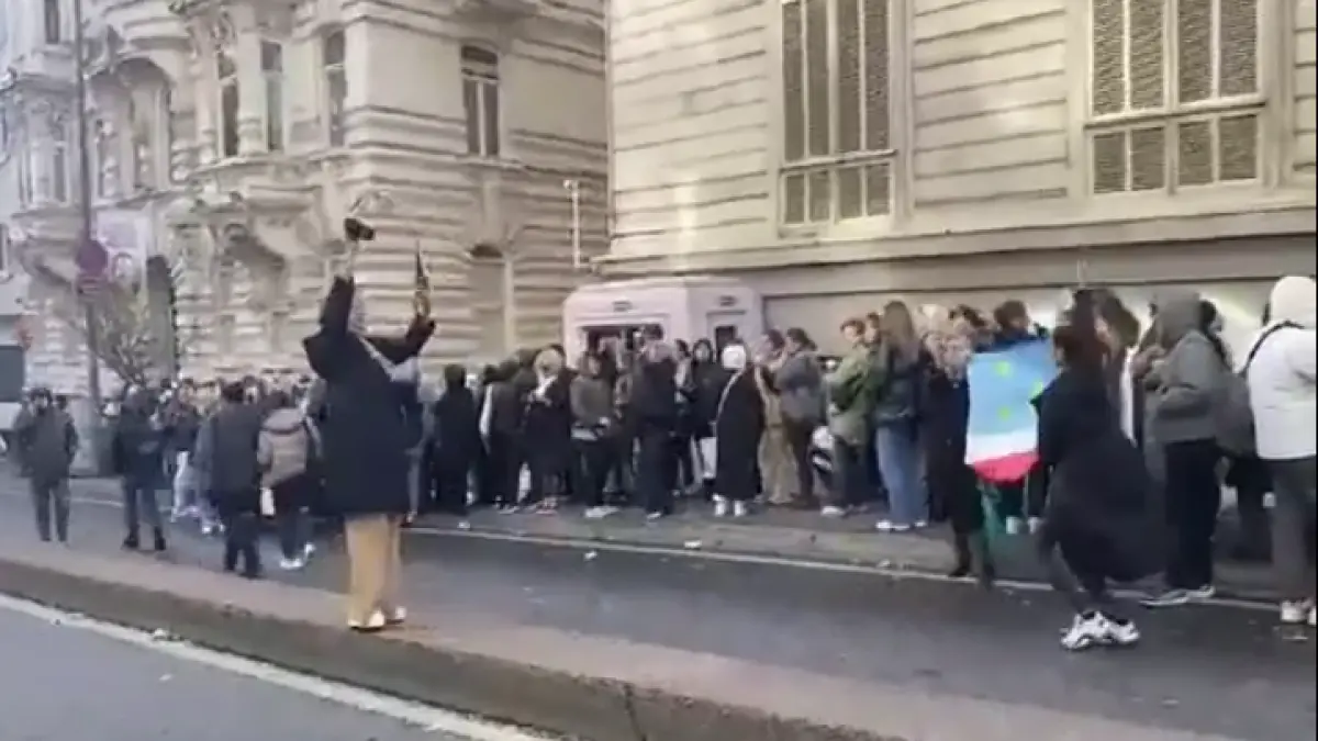 alegeri prezidentiale r moldova alegatori adusi organizat la o sectie de vot din istanbul danseaza cu drapelul gagauziei tv8 md