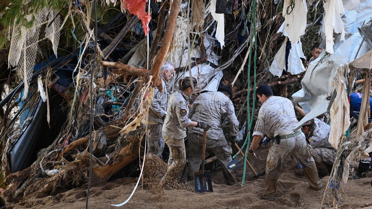 cel mai grav dezastru natural din istoria spaniei sansele de a se gasi supravietuitori scad regele felipe merge in zonele devastate