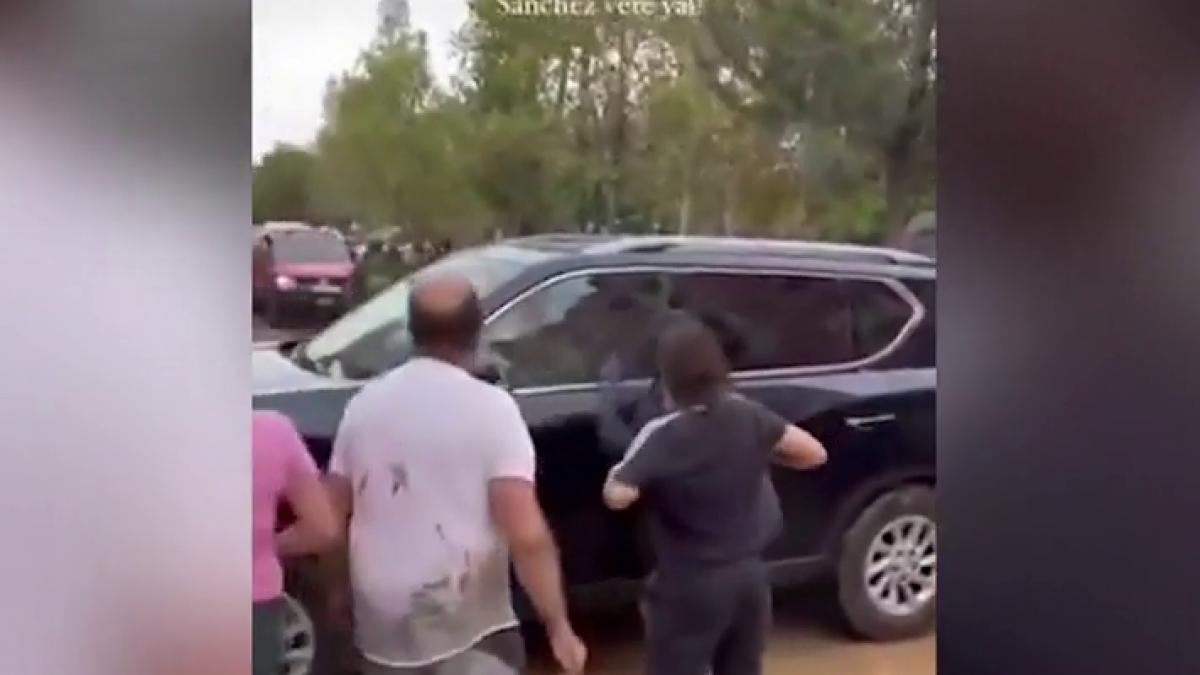 masina premierului spaniol a fost distrusa de sinistrati oamenii au spart geamurile si au rupt oglinzile bolidului de lux