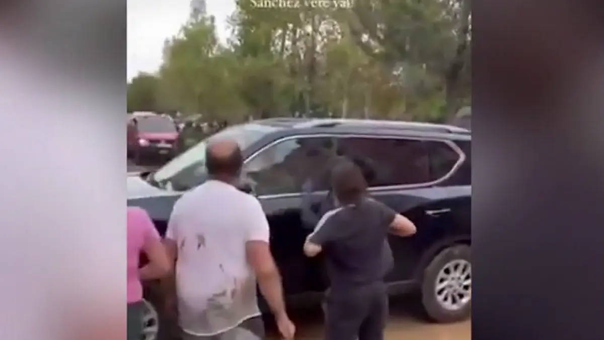 masina premierului spaniol a fost distrusa de sinistrati oamenii au spart geamurile si au rupt oglinzile bolidului de lux