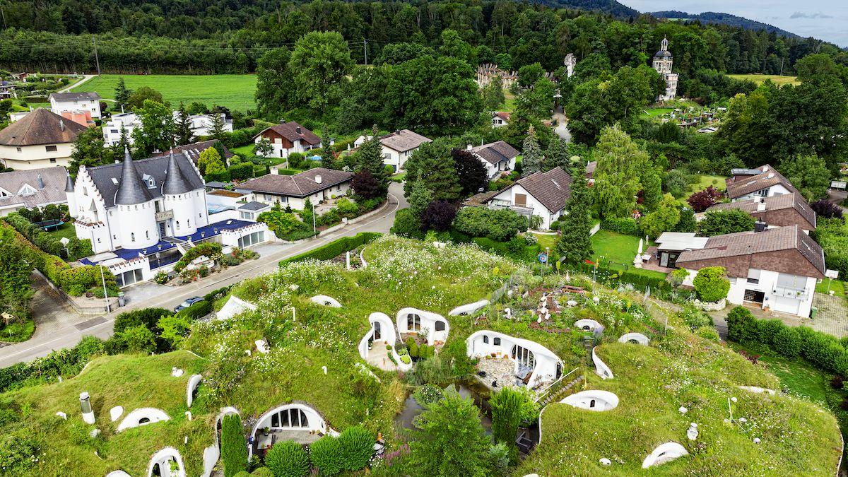 o casa ecologica de lux e scoasa la vanzare pentru 3 milioane de euro poti calca pe ea si sa nu ti dai seama ca e acolo