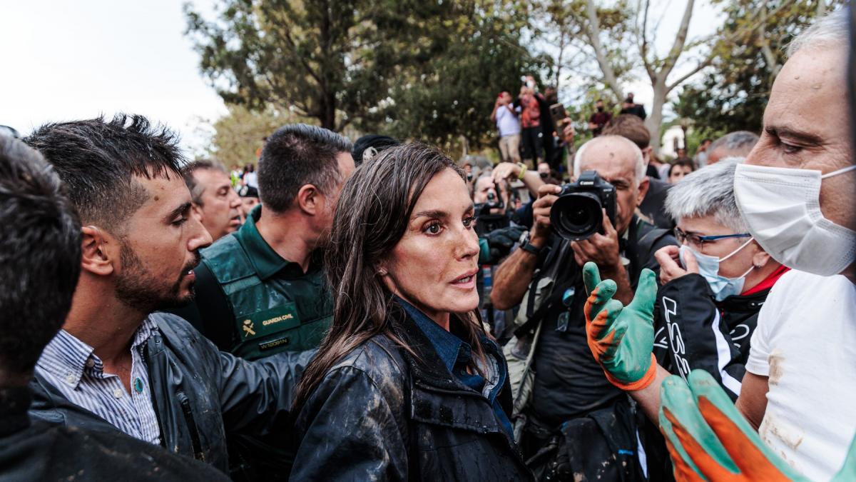 reactia reginei letizia dupa ce ea si regele spaniei au fost huiduiti si atacati cu noroi de sinistratii revoltati