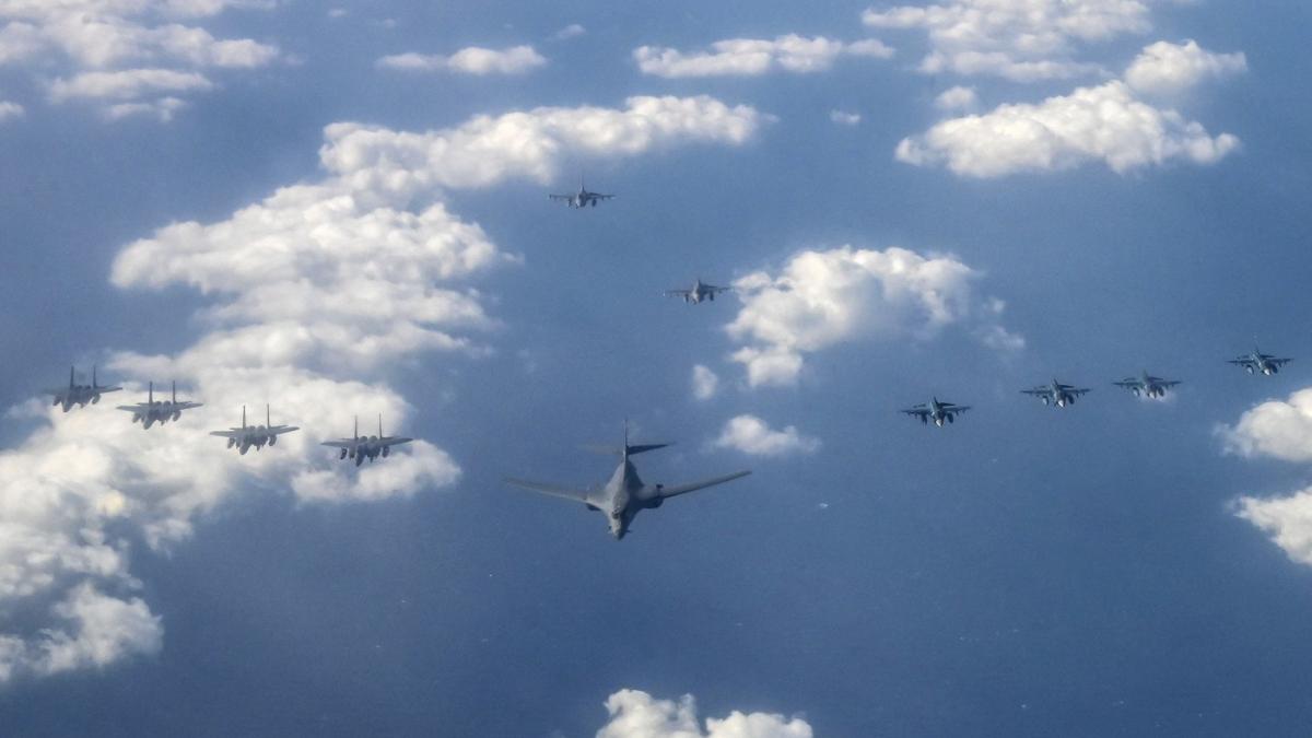 sua au trimis un bombardier strategic deasupra peninsulei coreene la trei zile de la amenintarea lui kim jong un