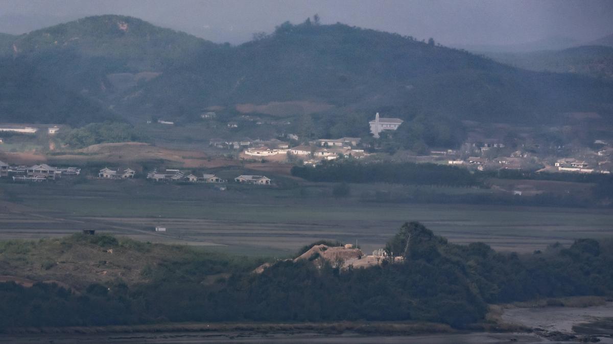 coreea de nord ridica movile inalte de 11 metri ca sa blocheze drumurile de la granita de sud