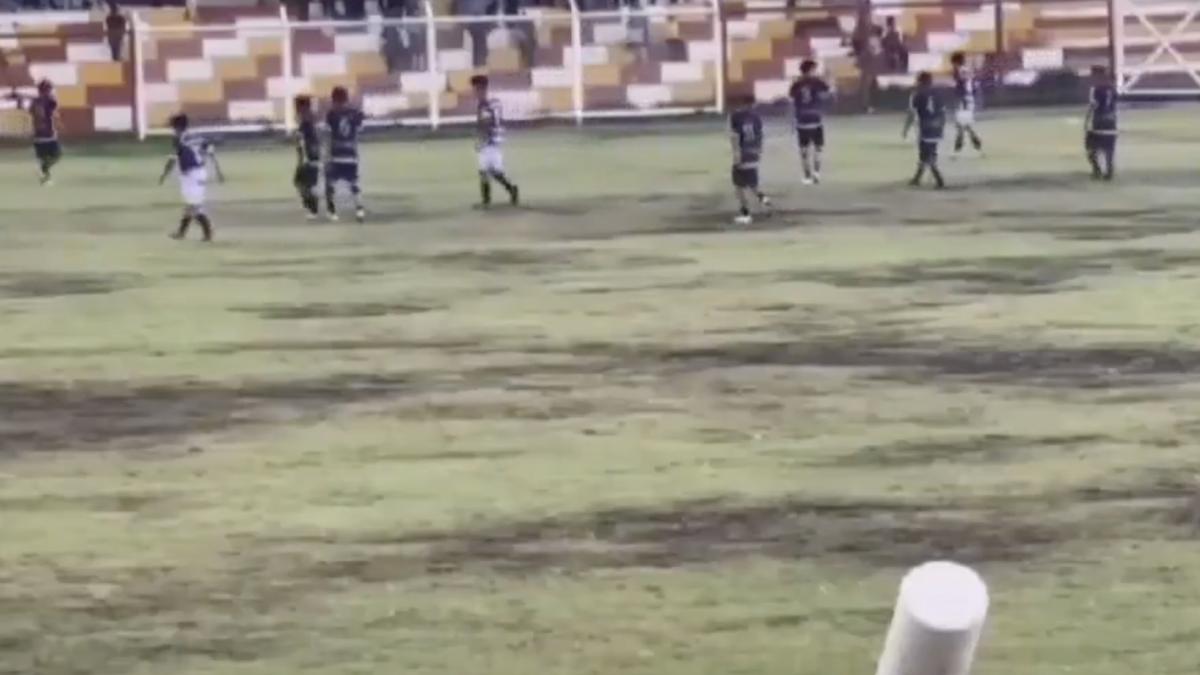 un fotbalist a murit pe loc si alti 5 au fost raniti dupa ce au fost loviti de fulger in timpul meciului momentul surprins pe camere