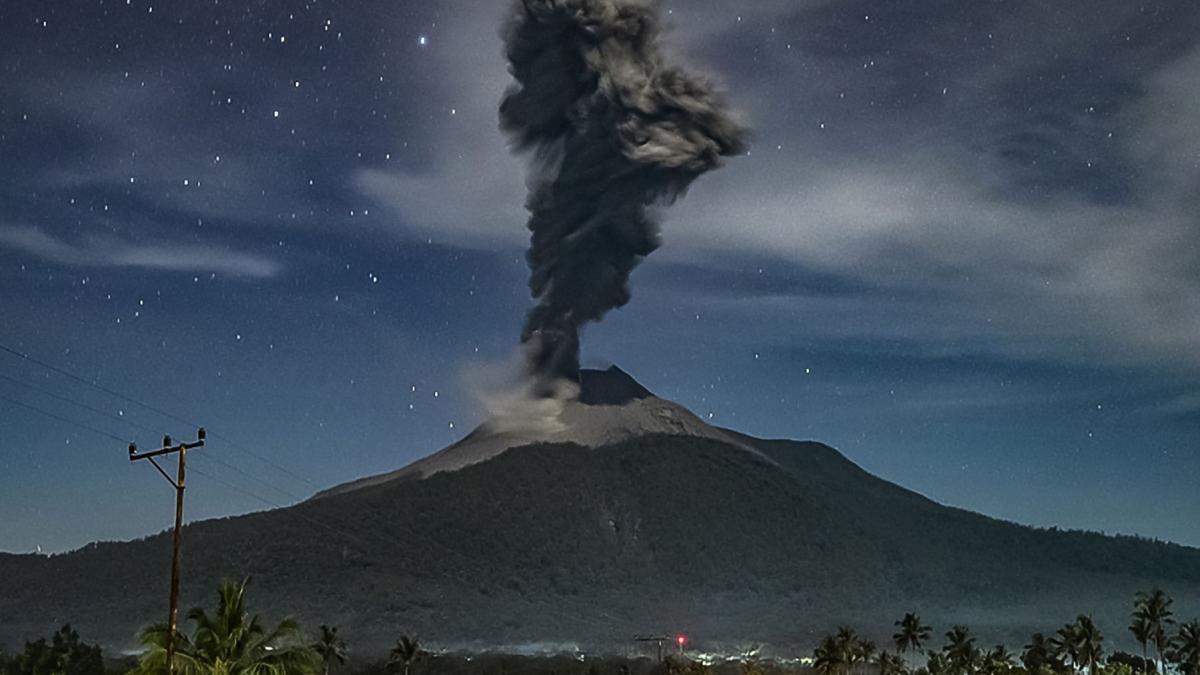 ajutoare trimise de urgenta dupa eruptia vulcanului din indonezia sunt cel putin 10 morti zeci de raniti si mii de sinistrati
