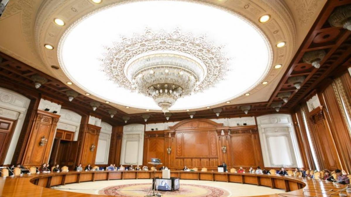 copiii din romania vor participa anual la cel putin o serie de consultari cu institutiile statului parlamentul a adoptat noua lege