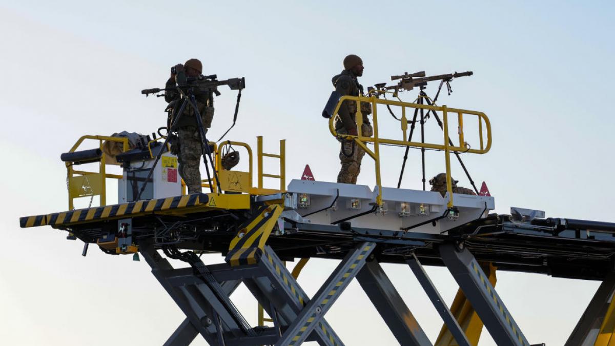 drone si lunetisti la un centru electoral vital din arizona securitatea de aici e ca pe aeroport tratam asta ca pe super bowl