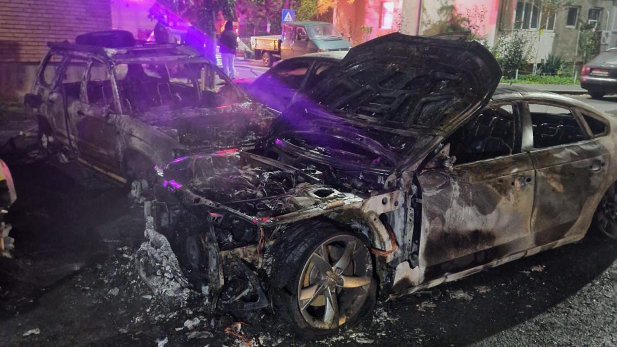 patru masini au ars complet intr o parcare din arad flacarile s au extins si la un bloc din apropiere