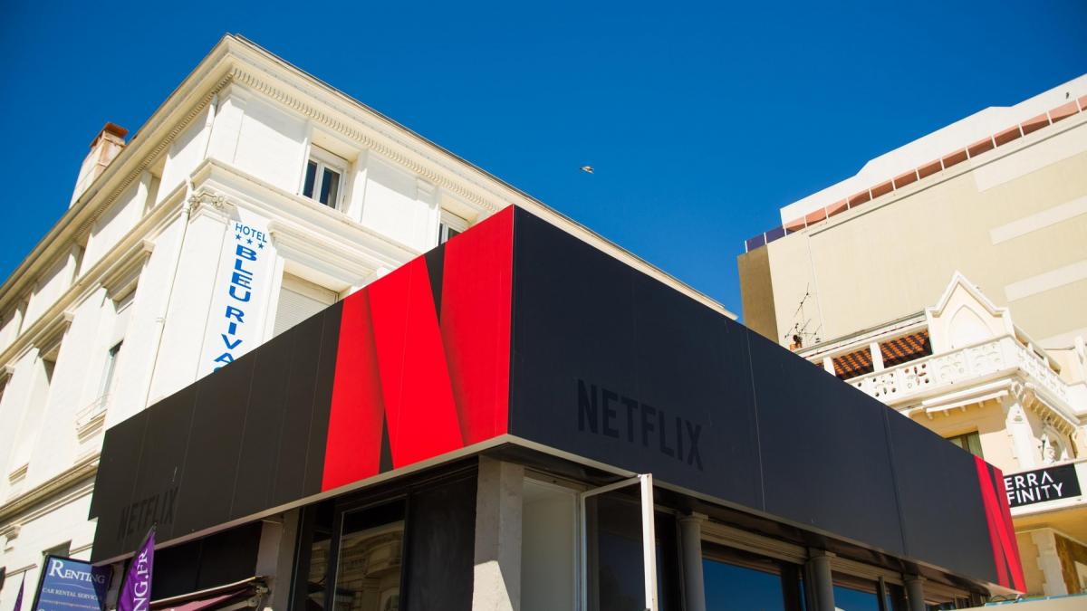 perchezitii de amploare la sediile companiei netflix de la paris si amsterdam compania este acuzata de frauda fiscala