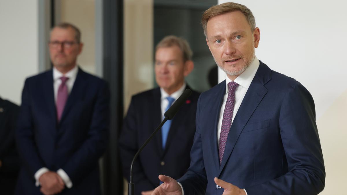 guvernul german este in pragul colapsului olaf scholz l a demis pe ministrul de finante democrat christian linder