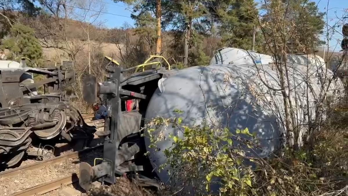 imagini cu utilajul cu roboti trimis la locul unde s au rasturnat doua vagoane cu benzina nicio persoana nu are voie sa se apropie