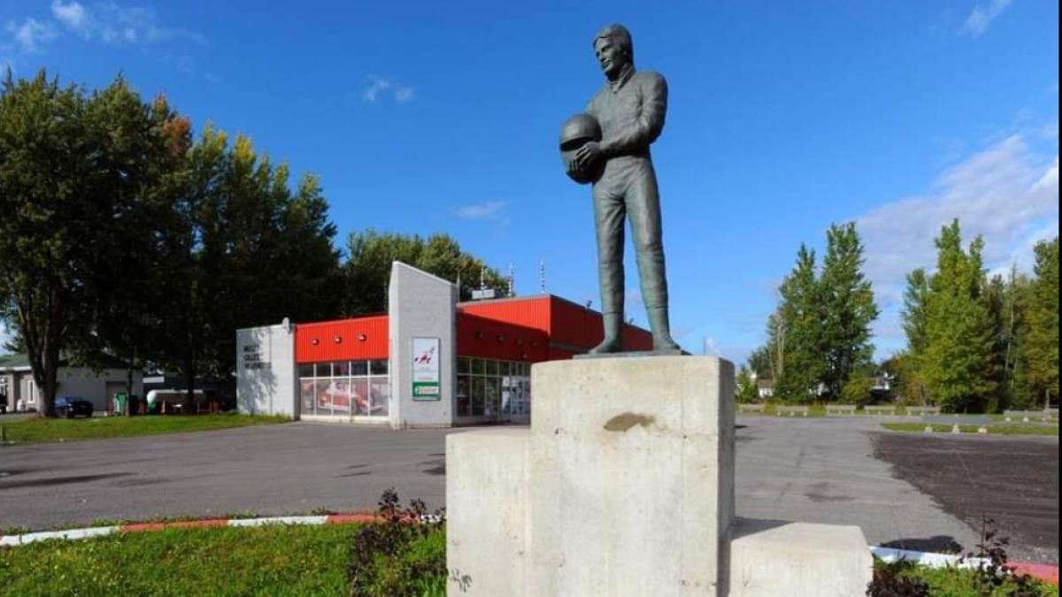 statuia dedicata pilotului gilles villeneuve a fost furata din fata muzeului in canada ce recompensa se ofera pentru gasirea ei
