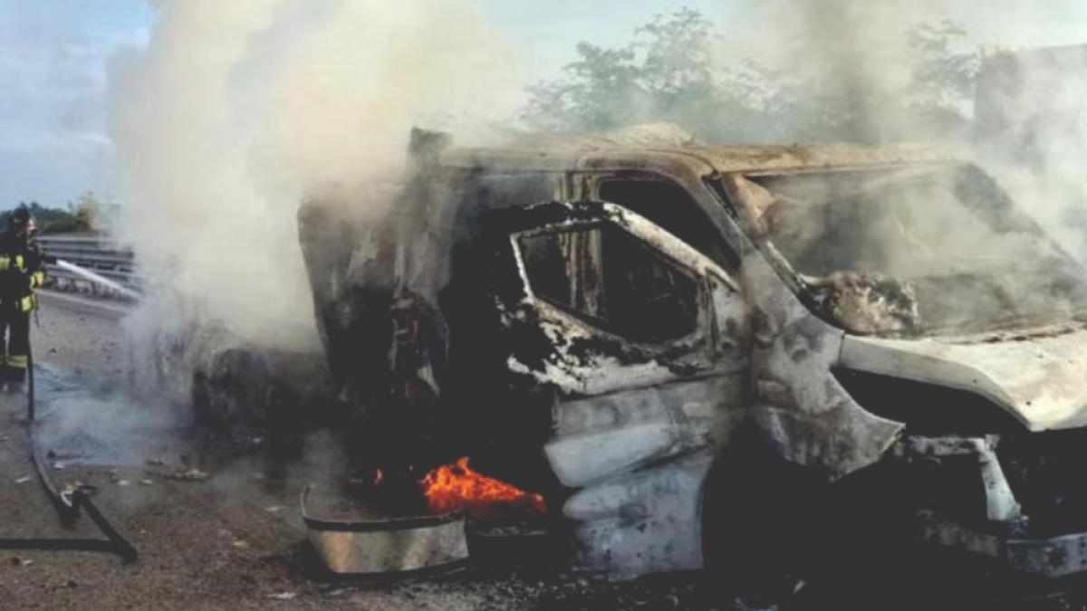 atac armat in italia hotii au actionat cu bombe artizanale si pusti automate iar prejudiciul depaseste 1 milion de euro