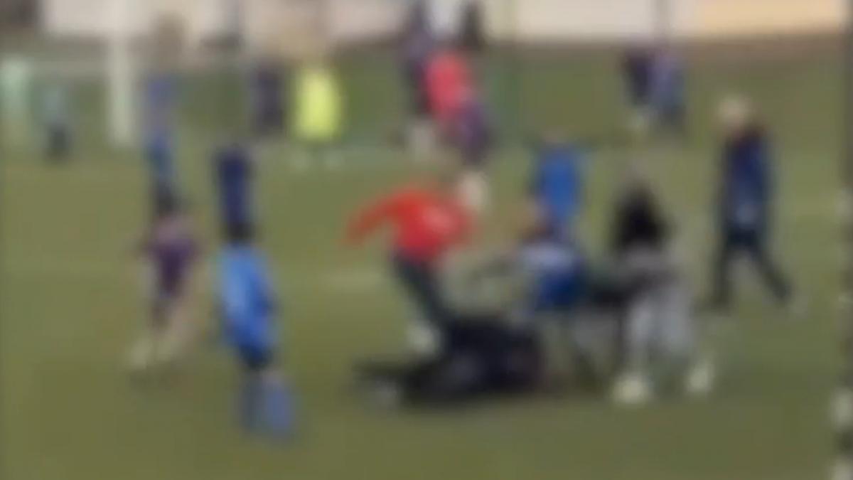 incident incredibil la un meci de fotbal de juniori din cluj tatii s au luat la bataie in timp ce copiii incercau sa i desparta