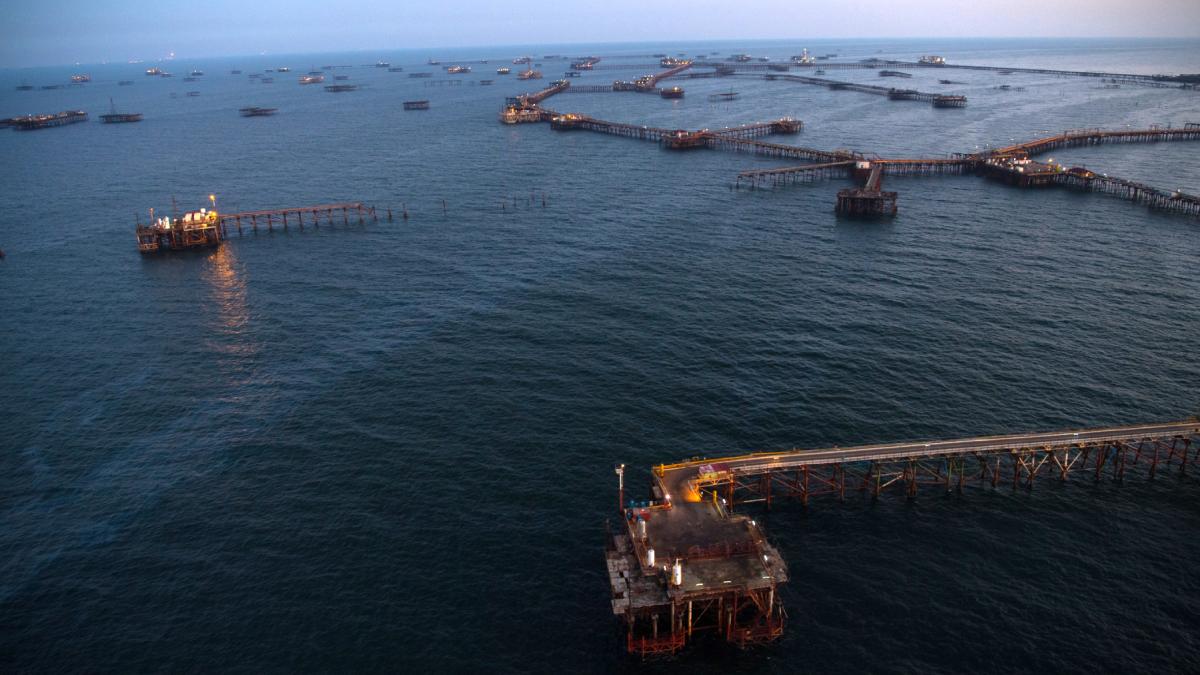 povestea orasului misterios de platforme petroliere din epoca sovietica neft daslari pluteste pe cel mai mare lac din lume