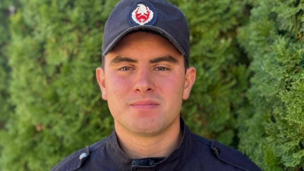 povestea unui erou denis a intrat intr o casa cuprinsa de flacari si a salvat un batran si a riscat viata pentru viata altcuiva