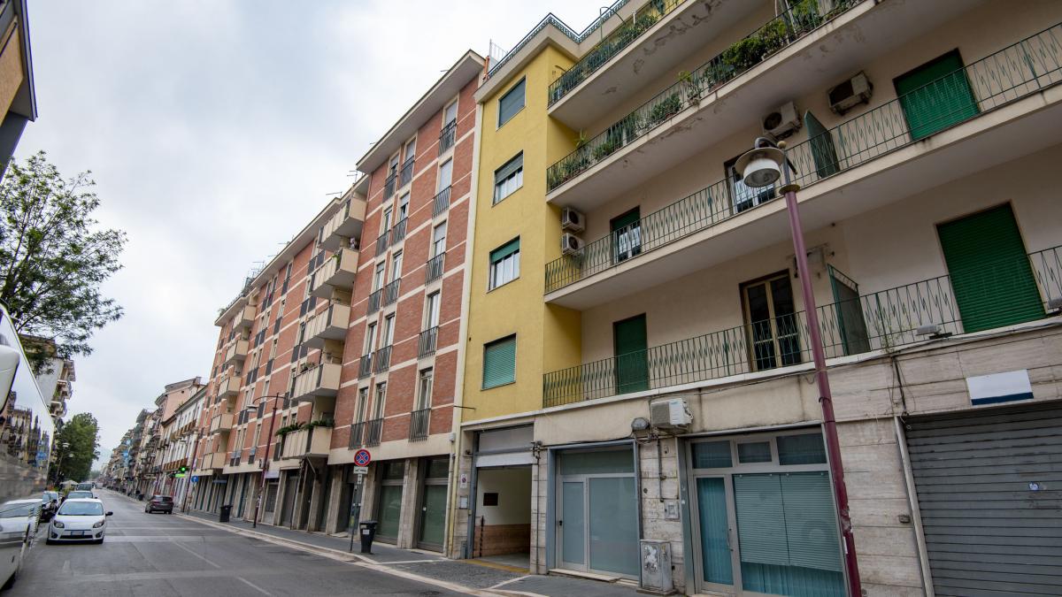 un adolescent roman din italia a cazut in gol de la etajul 4 autoritatile italiene ancheteaza cazul socant